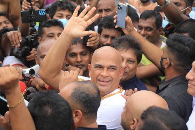 News Themen der Woche KW34 News Bilder des Tages Sri Lanka: Ranjan Ramanayake released from prison Former parliamentarian Ranjan Ramanayake, who was incarcerated over contempt of court, was released from the Welikada Prison this afternoon (Aug 26) after he was granted a conditional presidential pardon. Sri Lanka Copyright: AmithaxThennakoon