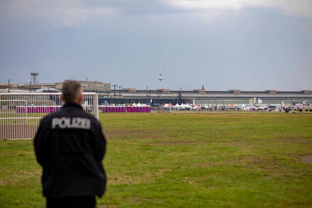 Konzertabbruch die Ärzte aufgrund eines schweren Unwetters, Aufgrund eines aufziehenden Unwetters wurde das Konzert von den Ärzten auf dem Tempelhofer Feld abgesagt. ¨Bereits angereiste Gäste verließen das Veranstaltungsgelände ruhig und geordnet. Durch Lautsprecheransagen des ¨Veranstalters wurde bereits die Konzertbesucher vor dem Gelände auf den Abbruch des Konzertes hingewiesen. Vorsorglich war die Bundespolizei und die Berliner Polizei vor Ort. Berlin Berlin Deutschland