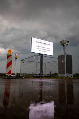 Konzertabbruch die Ärzte aufgrund eines schweren Unwetters, Aufgrund eines aufziehenden Unwetters wurde das Konzert von den Ärzten auf dem Tempelhofer Feld abgesagt. ¨Bereits angereiste Gäste verließen das Veranstaltungsgelände ruhig und geordnet. Durch Lautsprecheransagen des ¨Veranstalters wurde bereits die Konzertbesucher vor dem Gelände auf den Abbruch des Konzertes hingewiesen. Vorsorglich war die Bundespolizei und die Berliner Polizei vor Ort. Berlin Berlin Deutschland