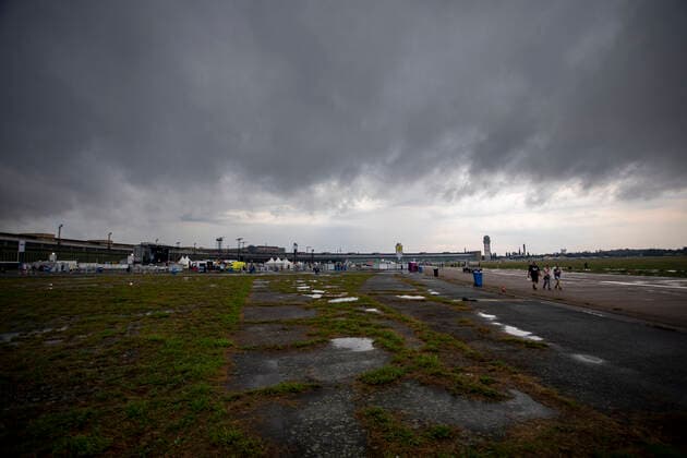 Konzertabbruch die Ärzte aufgrund eines schweren Unwetters, Aufgrund eines aufziehenden Unwetters wurde das Konzert von den Ärzten auf dem Tempelhofer Feld abgesagt. ¨Bereits angereiste Gäste verließen das Veranstaltungsgelände ruhig und geordnet. Durch Lautsprecheransagen des ¨Veranstalters wurde bereits die Konzertbesucher vor dem Gelände auf den Abbruch des Konzertes hingewiesen. Vorsorglich war die Bundespolizei und die Berliner Polizei vor Ort. Berlin Berlin Deutschland