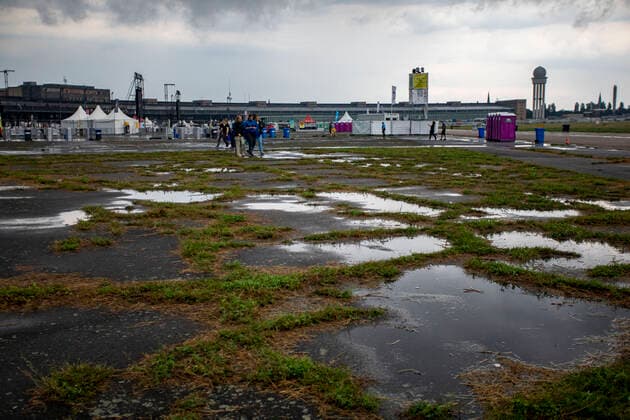 Konzertabbruch die Ärzte aufgrund eines schweren Unwetters, Aufgrund eines aufziehenden Unwetters wurde das Konzert von den Ärzten auf dem Tempelhofer Feld abgesagt. ¨Bereits angereiste Gäste verließen das Veranstaltungsgelände ruhig und geordnet. Durch Lautsprecheransagen des ¨Veranstalters wurde bereits die Konzertbesucher vor dem Gelände auf den Abbruch des Konzertes hingewiesen. Vorsorglich war die Bundespolizei und die Berliner Polizei vor Ort. Berlin Berlin Deutschland