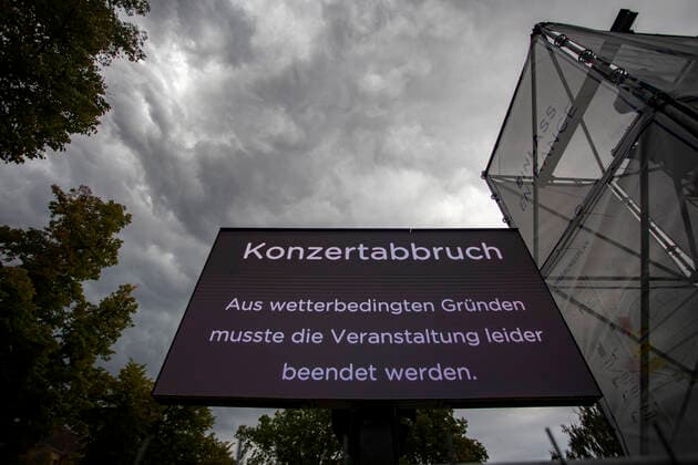 Konzertabbruch die Ärzte aufgrund eines schweren Unwetters, Aufgrund eines aufziehenden Unwetters wurde das Konzert von den Ärzten auf dem Tempelhofer Feld abgesagt. ¨Bereits angereiste Gäste verließen das Veranstaltungsgelände ruhig und geordnet. Durch Lautsprecheransagen des ¨Veranstalters wurde bereits die Konzertbesucher vor dem Gelände auf den Abbruch des Konzertes hingewiesen. Vorsorglich war die Bundespolizei und die Berliner Polizei vor Ort. Berlin Berlin Deutschland