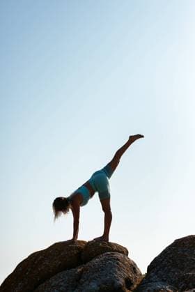 IMAGO Creative: 2022 Sport Favoriten IMAGO Creative: Neue Aussichten Woman Doing Yoga Exercises At The Beach Cangas, Galicia, Spain CR_AIMA220825-1032033-01 ,model released, Symbolfoto