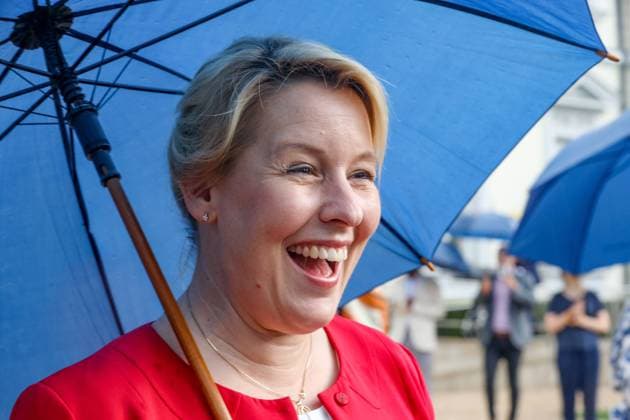 News Bilder des Tages Bürgerfest des Bundespräsidenten - wurde wegen einer Unwetterwarnung abgebrochen DEU, Deutschland, Berlin, 26.08.2022: Bürgerfest im Schloss Bellevue und im Schlosspark. Franziska Giffey (SPD), Regierende Bürgermeisterin von Berlin unter einem Regenschirm *** Civic festival of the Federal President was canceled due to a storm warning DEU, Germany, Berlin, 26 08 2022 Civic festival in Bellevue Palace and Palace Park Franziska Giffey SPD , Governing Mayor of Berlin under an umbrella.
