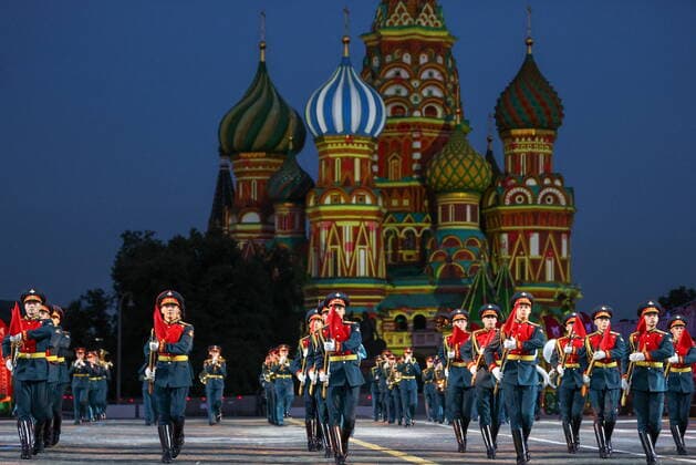 MOSCOW, RUSSIA - AUGUST 26, 2022: Servicemen of the 154th Preobrazhensky Independent Commandant s Regiment perform during an evening show as part of the opening of the Spasskaya Tower 2022 International Military Music Festival in Red Square. Sergei Bobylev TASS  TS13F787