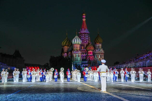 MOSCOW, RUSSIA - AUGUST 26, 2022: Servicemen of the 154th Preobrazhensky Independent Commandant s Regiment perform during an evening show as part of the opening of the Spasskaya Tower 2022 International Military Music Festival in Red Square. Sergei Bobylev TASS  TS13F790