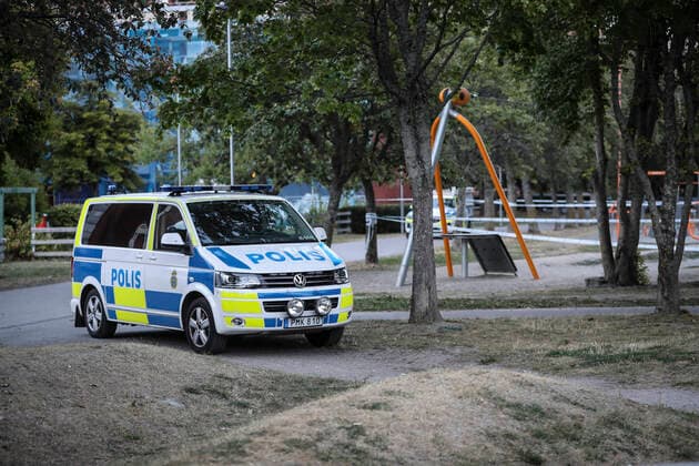 News Themen der Woche KW34 News Bilder des Tages ESKILSTUNA 20220826 Polis pa plats i stadsdelen Arby i Eskilstuna där en kvinna och ett barn skottskadades pa fredagskvällen. ESKILSTUNA SVERIGE x11890x *** ESKILSTUNA 20220826 Police at the scene in the Arby district of Eskilstuna where a woman and a child were shot on Friday night ESKILSTUNA SWEDEN x11890x  Copyright: xPerxKarlsson TTx ESKILSTUNA SKOTTLOSSNING