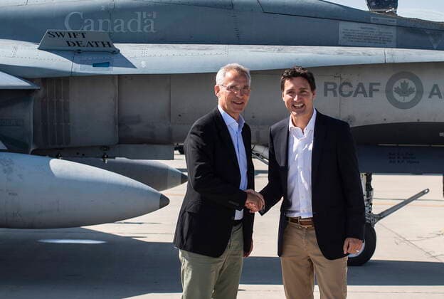 News Bilder des Tages August 26, 2022, COLD LAKE, AB, CANADA: NATO Secretary General Jens Stoltenberg and Prime Minister Justin Trudeau say goodbye at 4 Wing Cold Lake air base in Cold Lake Alta, on Friday August 26, 2022. COLD LAKE CANADA  - ZUMAc35_ 20220826_zaf_c35_062 Copyright: xJasonxFransonx