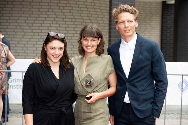 Nele DEHNENKAMP, Mitte, Preistraegerin Kinder und Jugend, und ihr Team. Roter Teppich, Red Carpet Show, Ankunft, arrival, 58. Verleihung des Adolf-Grimme-Preises Adolf-Grimme-Preis Grimmepreis in Marl, 26.08.2022. a