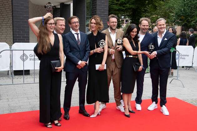 Thomas SCHMITT, 3.v.l. Jakob LUNDT, 5.v.l. und ihr Team,. Preistraeger Unterhaltung fuer Wer stiehlt mir die Show, Roter Teppich, Red Carpet Show, Ankunft, arrival, 58. Verleihung des Adolf-Grimme-Preises Adolf-Grimme-Preis Grimmepreis in Marl, 26.08.2022. a