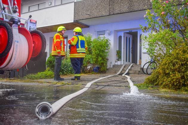 News Themen der Woche KW34 News Bilder des Tages Schwere Unwetter über dem Südwesten: Straßen sind überflutet, viele Keller laufen voller Wasser Tausende Einsätze für die Feuerwehren im Südwesten Einsatzwagen der Malteser steckt in Wiesloch im Wasser fest ganze Wohnsiedlung in Sandhau Schwere Unwetter über dem Südwesten: Straßen sind überflutet, viele Keller laufen voller Wasser Tausende Einsätze für die Feuerwehren im Südwesten Einsatzwagen der Malteser steckt in Wiesloch im Wasser fest ganze Wohnsiedlung in Sandhausen läuft voller Wasser Autobahn A8 bei Pforzheim wegen Erdrutsch gesperrt *** Severe thunderstorms over the southwest streets are flooded, many cellars run full of water Thousands of deployments for the fire departments in the so Copyright: xEinsatz-Report24x xFabianxGeierx