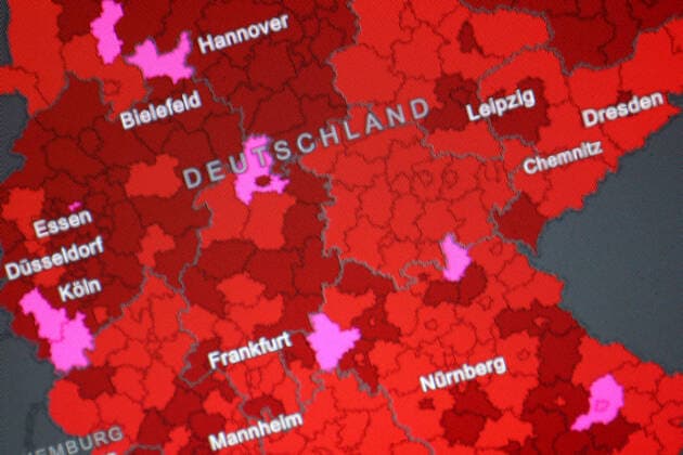 Dashboard des RKI, die 7-Tage-Inzidenz liegt nun bei 260,3 7-Tage-Inzidenz, Dashboard des RKI auf einem Monitor am 27.08.2022 in Siegen Deutschland.
