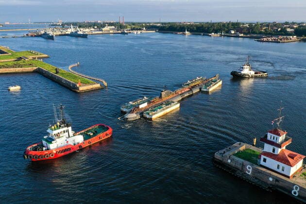 News Themen der Woche KW34 News Bilder des Tages ST PETERSBURG, RUSSIA - AUGUST 27, 2022: Towing the K-3 Leninsky Komsomol nuclear submarine (Project 627) from Kronstadt s Winter Pier to the Vyborg Shipyard. The submarine was under repair at the Kronstadt Marine Plant. Peter Kovalev TASS  TS13F88B