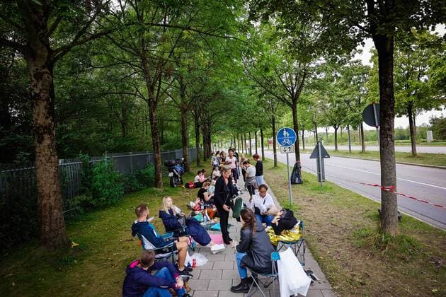 München, GER, Bavaria Sounds, München, ROBBIE WILLIAMS, im Bild Fans, Schlange, Warten auf den Konzerteinlass,