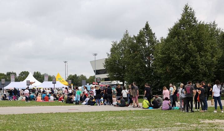 München, GER, Bavaria Sounds, München, ROBBIE WILLIAMS, im Bild Fans, Schlange, Warten auf den Konzerteinlass,