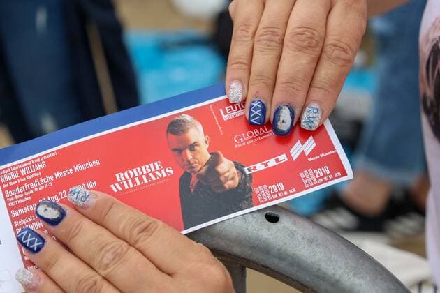 München, GER, Bavaria Sounds, München, ROBBIE WILLIAMS, im Bild Tickets, Lakierte Fingernägel, mit Robbie Williams,