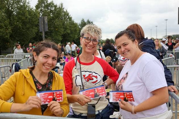 München, GER, Bavaria Sounds, München, ROBBIE WILLIAMS, im Bild Fans, Schlange, Warten auf den Konzerteinlass,
