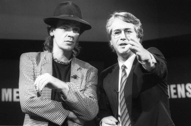 Frank Elstner (re.) und Udo Lindenberg 01 84 vz Frank Elstner (re.) mit Udo Lindenberg bei Menschen 83 , ZDF Deutschland deutsch deutscher deutsche Mann Männer TV Fernsehen Fernsehshow Moderation Moderator Showmaster Sänger Gesang Musiker Rock Rockmusiker german host singer quer halb stehend redend sprechend neutral gestikulierend zeigend sw *** Frank Elstner re and Udo Lindenberg 01 84 vz Frank Elstner re with Udo Lindenberg at people 83 , ZDF germany german german man men TV television television show moderation presenter showmaster singer singing musician rock rock musician german host singer crosswise half standing talking speaking neutral gesturing pointing bw