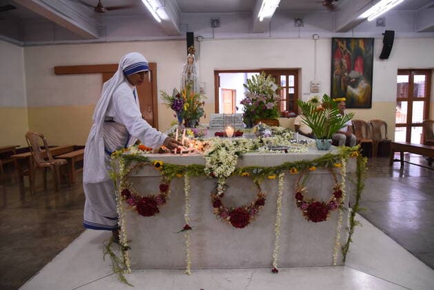 News Themen der Woche KW34 India: Saint Tresa Nuns of the Missionaries of Charity attend the pray at the tomb of Sent Teresa to mark her 112th birth anniversary on August 26, 2022 in Kolkata Mother House ,India. Kolkata India Copyright: DipaxChakraborty