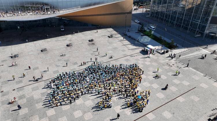 News Themen der Woche KW34 News Bilder des Tages The Association of Ukrainians in Finland oganized a visual flashmob event in downtown Helsinki August 27, 2022. The event was arranged in honor of the 31st Independence Day of Ukraine, which was on August 24th. In the flashmob people make the map of Ukraine. Helsinki Finland  Copyright: xHeikkixSaukkomaax LKLAPX20220827135221YCDJ
