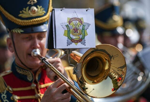 MOSCOW, RUSSIA - AUGUST 27, 2022: Members of the Honour Guard and the Band of the Belarusian Armed Forces, participating in the Spasskaya Tower 2022 International Military Music Festival, parade the VDNKh Exhibition Centre. Sergei Bobylev TASS  TS13F8F2