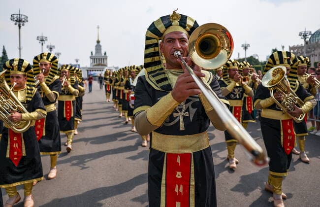 Entertainment Bilder des Tages MOSCOW, RUSSIA - AUGUST 27, 2022: Members of the Egyptian Armed Forces Symphonic Band, participating in the Spasskaya Tower 2022 International Military Music Festival, parade the VDNKh Exhibition Centre. Sergei Bobylev TASS  TS13F8F8