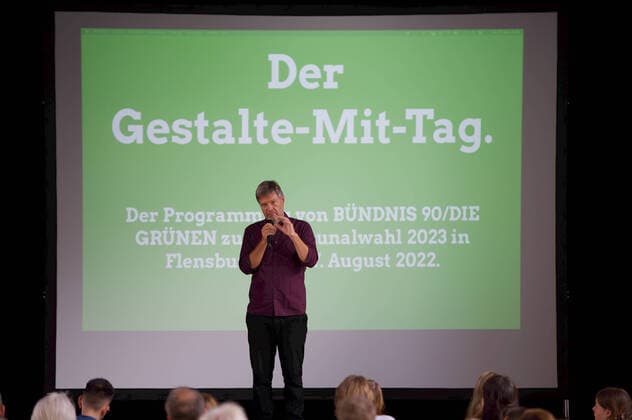 News Themen der Woche KW34 News Bilder des Tages Flensburg, Schleswig-Holstein: Grüner GRÜNER Programmtag zur Kommunalwahl 2023 Dr. Robert Habeck, deutscher Politiker (Bündnis 90 Die Grünen), Vizekanzler sowie Bundesminister für Wirtschaft und Klimaschutz im Kabinett Scholz. Hier: Rede auf einer Veranstaltung seiner Partei in Flensburg. Aufnahme vom 27.08.2022, Flensburg, Ostseeschule, Flensburg Mürwik, *** Flensburg, Schleswig Holstein Green GREEN program day for local elections 2023 Dr Robert Habeck, German politician Bündnis 90 Die Grünen , Vice Chancellor as well as Federal Minister for Economic Affairs and Climate Protection in the cabinet Scholz Here speech at an event of his party in Flensburg recording of 27 08 2022, Flensburg, Ostseeschule, Flensburg Mürwik,