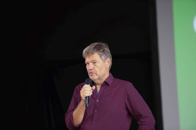 Flensburg, Schleswig-Holstein: Grüner GRÜNER Programmtag zur Kommunalwahl 2023 Dr. Robert Habeck, deutscher Politiker (Bündnis 90 Die Grünen), Vizekanzler sowie Bundesminister für Wirtschaft und Klimaschutz im Kabinett Scholz. Hier: Rede auf einer Veranstaltung seiner Partei in Flensburg. Aufnahme vom 27.08.2022, Flensburg, Ostseeschule, Flensburg Mürwik, *** Flensburg, Schleswig Holstein Green GREEN program day for local elections 2023 Dr Robert Habeck, German politician Bündnis 90 Die Grünen , Vice Chancellor as well as Federal Minister for Economic Affairs and Climate Protection in the cabinet Scholz Here speech at an event of his party in Flensburg recording of 27 08 2022, Flensburg, Ostseeschule, Flensburg Mürwik,