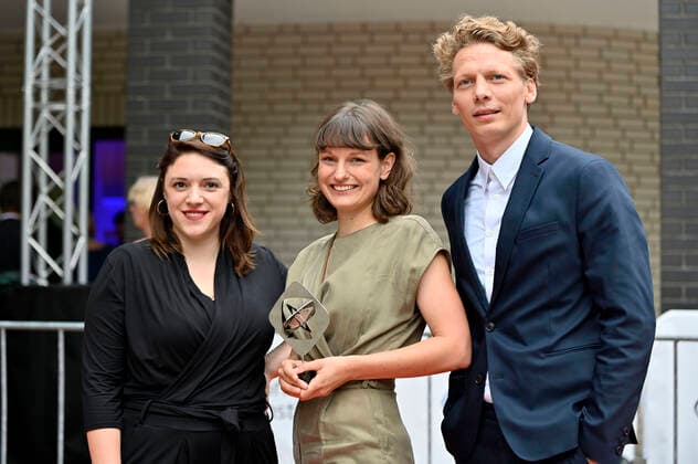 Nele Dehnenkamp mit Team bei der 58. Verleihung des Grimme Preises 2022 im Theater der Stadt Marl. Marl, 26.08.2022
