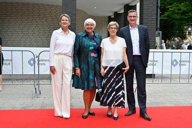Frauke Gerlach, Claudia Roth, Annegret Kramp-Karrenbauer und Gast bei der 58. Verleihung des Grimme Preises 2022 im Theater der Stadt Marl. Marl, 26.08.2022