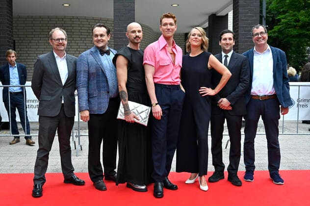 Remigius Roskosch und Daniel Donskoy mit Team bei der 58. Verleihung des Grimme Preises 2022 im Theater der Stadt Marl. Marl, 26.08.2022