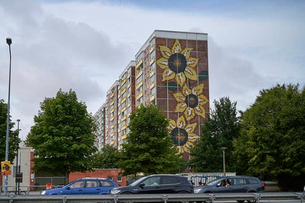 News Themen der Woche KW34 News Bilder des Tages Kundgebung in Rostock-Lichtenhagen am Samstag (27.08.2022) zum Gedenken an die rassistisch und fremdenfeindlich motivierten Ausschreitungen vor 30 Jahren. Rund 3.600 Teilnehmende kamen nach Polizeiangaben bei sonnigem Wetter zusammen - unter ihnen viele junge Leute, aber auch aeltere Menschen. Das Buendnis Gedenken an das Pogrom. Lichtenhagen 1992 hatte zu der Veranstaltung unter dem Titel Erinnern heisst veraendern aufgerufen. Verschiedenste Gruppen von Jugendliche ohne Grenzen bis hin zu Omas gegen Rechts reisten eigens an. Auch zahlreiche Rostocker Vereine beteiligten sich. Vom 22. bis zum 26. August 1992 gab es im Rostocker Stadtteil Lichtenhagen schwere rassistisch und fremdenfeindlich motivierte Ausschreitungen. Im Verlauf der Copyright: epd-bild ChristianxDitsch EDITORIAL USE ONLY