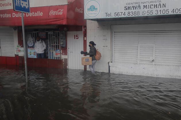 Flooding In Mexico City Due To Rainfall A woman tries to cross the street after heavy rains and flooding in various parts of Mexico City, on august 26, 2022. Mexico City Mexico  Copyright: xGerardoxVieyrax originalFilename: vieyra-notitle220827_npdDs.jpg