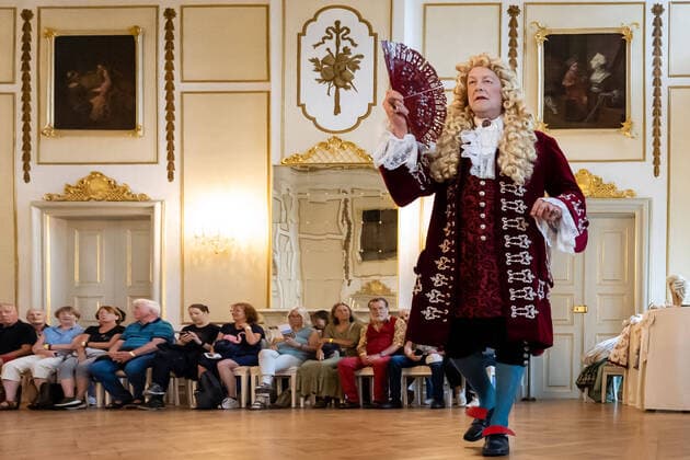 Entertainment Bilder des Tages 27.08.2022, Deutschland, Sachsen, Rammenau: Impressionen bei einer barocken Aufführung mit Les danseurs de Sans Souci im Spiegelsaal bei den Leinentagen im Barockschloss Rammenau, Naturprodukte und alte Handwerkskunst stehen vom 26. Ð 28. August im Mittelpunkt der Veranstaltung in der Landbarockanlage. *** 27 08 2022, Germany, Saxony, Rammenau Impressions at a baroque performance with Les danseurs de Sans Souci in the Hall of Mirrors at the Linen Days in the baroque castle of Rammenau, natural products and ancient craftsmanship are the focus of the event in the country baroque from 26 Ð 28 August