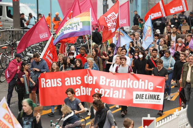 Bilder des Jahres 2022, News 08 August News Themen der Woche KW34 News Bilder des Tages Köln: Enteignen statt Krise eine klimagerechte Zukunft aufbauen Demo Banner: Raus aus der Braunkohle aber sozial ! - Die Linke - Demonstration: Enteignen statt Krise eine klimagerechte Zukunft aufbauen am 27.08.2022 in Köln. Vertreter von Fridays for Future, Ende Gelände, Lützerath lebt und RWE & Co enteignen protestieren versammelten sich in Köln um gemeinsam gegen die Energiekrise und - unternehmen zu protestieren. * Banner: Out of the brown coal but socially ! - The Left - Demonstration: Expropriation instead of crisis - building a climate-just future in Cologne on August 27, 2022. Representatives of Fridays for Future, Ende Gelaende, Luetzerath lebt and RWE & Co protest gathered in Cologne to protest together Copyright: xPieroxNigrox