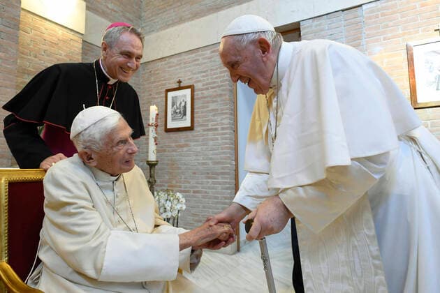 Bilder des Jahres 2022, News 08 August News Themen der Woche KW34 News Bilder des Tages August 27, 2022, CITTA DEL VATICANO: At the end of the Consistory, Pope Francis and the new Cardinals visited the Mater Ecclesiae Monastery to meet the Pope Emeritus, Benedict XVI, for a brief greeting, Vatican City, 27 August 2022. After having received his blessing, together with that of the Pope, and having prayed the Salve Regina together, the new Cardinals went to the Apostolic Palace or to the Paul VI Hall for courtesy visits..ANSA VATICAN MEDIA. CITTA DEL VATICANO - ZUMAa110 20220827_zaf_a110_037 Copyright: xVaticanxMediax