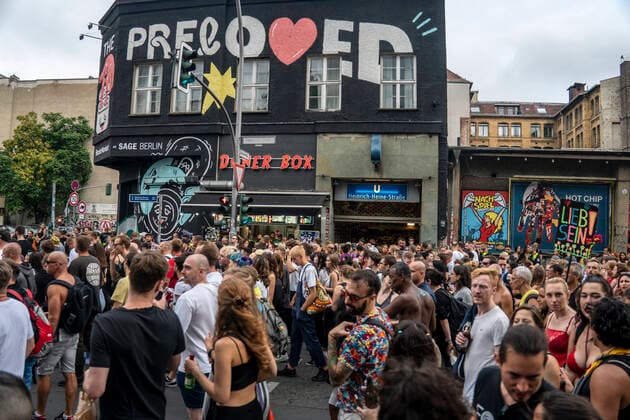 News Bilder des Tages Zug der Liebe 2022, Techno Parade von Prenzlauer Berg bis Moritzplatz. Berlin-Kreuzberg Zug der Liebe 2022, Techno Parade von Prenzlauer Berg bis Moritzplatz. Berlin, Deutschland *** Train of Love 2022, Techno Parade from Prenzlauer Berg to Moritzplatz Berlin Kreuzberg Train of Love 2022, Techno Parade from Prenzlauer Berg to Moritzplatz Berlin, Germany