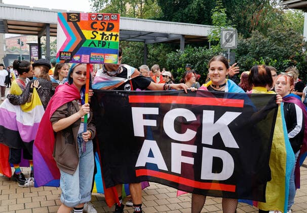 News Themen der Woche KW34 News Bilder des Tages CSD Chemnitz 27.08.2022, Chemnitz,Christopher Street Day 2022 Am Samstag findet der Christopher Street Day in Chemnitz zum 10. Mal statt. Die Schwulen- und Lesbenszene wirbt unter der Regenbogenflagge für Toleranz und Gleichberechtigung. Zu einem Regenbogen gehören Sonne und Regen. Der heutige Umzug findet ohne Sonne, aber dafür bei langersehntem Regen statt. Nach einer Demo auf dem Brühl bewegt sich der Protestzug mit etwa 1000 Teilmehmern zur Schlossteichinsel, wo es noch ein buntes Fest mit Livemusik gibt. Chemnitz Sachsen BRD *** CSD Chemnitz 27 08 2022, Chemnitz,Christopher Street Day 2022 On Saturday, the Christopher Street Day in Chemnitz takes place for the 10th time The gay and lesbian scene promotes tolerance and equality u