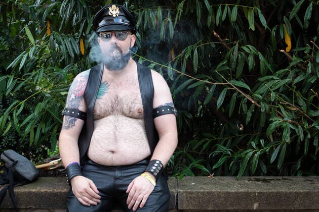 August 27, 2022, Manchester, United Kingdom: A man seen smoking rests after this years Pride Parade. This year sees the parade come back in full capacity for the first time since 2019. Manchester United Kingdom - ZUMAs197 20220827_zab_s197_009 Copyright: xAndyxBartonx