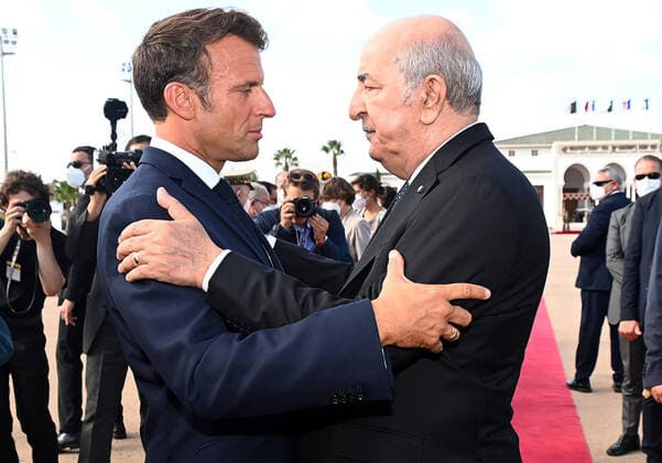 Bilder des Jahres 2022, News 08 August News Themen der Woche KW34 News Bilder des Tages French President Emmanuel Macron In Algeria Algerian President Abdelmadjid Tebboune (R) and French President Emmanuel Macron (L) at Houari Boumediene International Airport in Algiers, Algeria, August 27, 2022. Macron was on a three-day visit to Algeria. Alger Algeria  Copyright: xAPPx originalFilename: app-notitle220827_npmlk.jpg