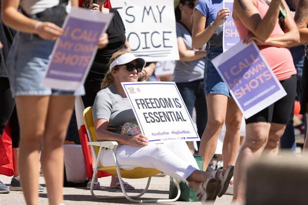 August 27, 2022, London, Ontario, CANADA: A group of Western University students hold a protest against the school s COVID-19 mandates on Saturday Aug. 27, 2022. The London, Ont., university announced Monday that anyone on campus in the fall must have at least three COVID-19 shots and wear masks in classrooms. London CANADA  - ZUMAc35_ 20220827_zaf_c35_059 Copyright: xNicolexOsbornex