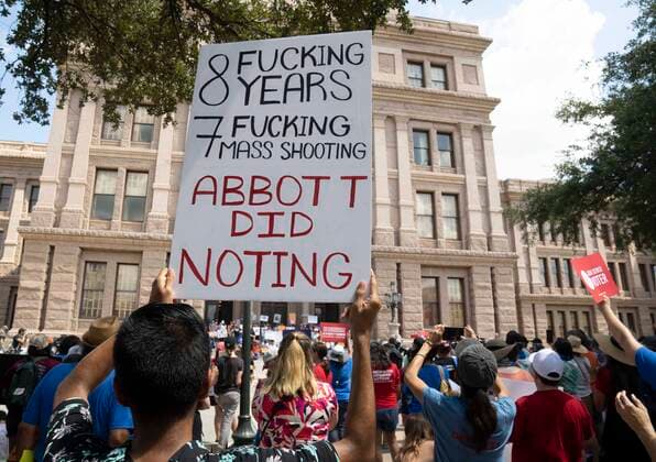 Bilder des Jahres 2022, News 08 August News Themen der Woche KW34 August 27, 2022, Austin, TX, United States: Families from the May 24 shooting in Uvalde, Texas and supporters rally at the Texas Capitol demanding Governor Greg Abbott take action on gun violence that has rocked Texas schools. Other victims from Santa Fe, TX and Marjorie Stoneman Douglas shootings also participated. Austin United States - ZUMAd150 20220827_znp_d150_036 Copyright: xBobxDaemmrichx