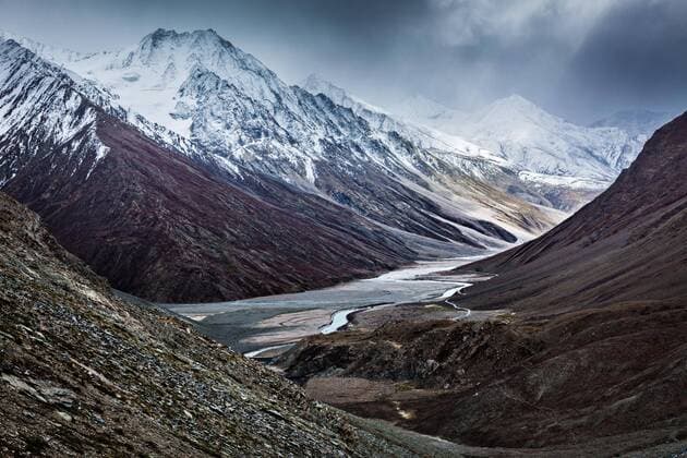 Creative Highlights World Schwere Berge, Spiti-Tal, Fluss, Straße im Himalaya. Himachal Pradesh, Indien, Asien *** heavy Mountains, Spiti Valley, Flow, Street at Himalaya Himachal pradesh, India, Asia Copyright: imageBROKER/DmitryxRukhlenko ibxdmr08463459.jpg