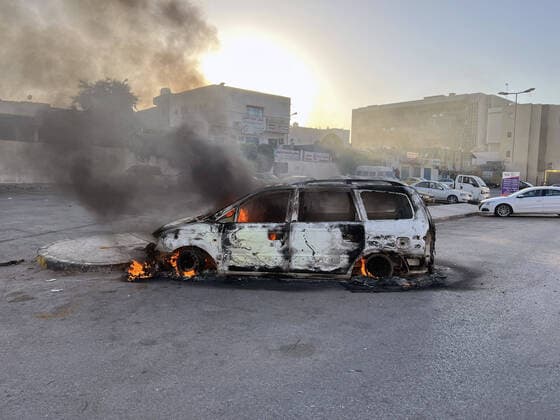 Bilder des Jahres 2022, News 08 August News Themen der Woche KW34 News Bilder des Tages (220827) -- TRIPOLI, Aug. 27, 2022 -- A vehicle is on fire after clashes in central Tripoli, Libya, on Aug. 27, 2022. Twelve people were killed and 87 others injured in the ongoing clashes in Tripoli, the country s Health Ministry said on Saturday. (Photo by Xinhua) LIBYA-TRIPOLI-CLASHES HamzaxTurkia 