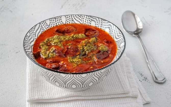  Kidney bean and chorizo stew, Bowl of kidney bean and chorizo stew garnished with pesto, Bowl of kidney bean and chorizo stew garnished with pesto, 10.09.2021, Copyright: xAlex9500x Panthermedia30718715.jpg