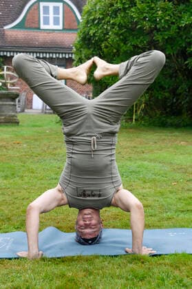 Entertainment Themen der Woche KW34 Entertainment Bilder des Tages Yoga-Kurs mit Ralf Bauer beim Happy Summer Weekend auf Gut Basthorst. Basthorst, 27.08.2022 *** Yoga course with Ralf Bauer at the Happy Summer Weekend at Gut Basthorst Basthorst, 27 08 2022 Foto:xF.xKernx xFuturexImage