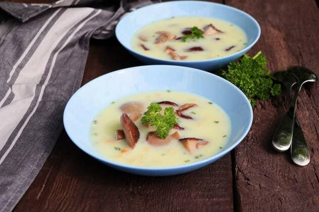 Creamy soup with porcini mushroom and herbs on wooden table, Creamy soup with porcini mushroom and herbs on wooden table ., 16.09.2021, Copyright: xVaivirgax Panthermedia30729991.jpg