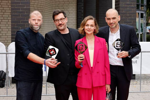 Gast, Regisseur Stefan Schaller, Schauspielerin Luise Heyer und Autor Florian Oeller bei der 58. Verleihung des Grimme Preises 2022 im Theater der Stadt Marl. Marl, 26.08.2022 NRW Deutschland Copyright: xChristophxHardtx