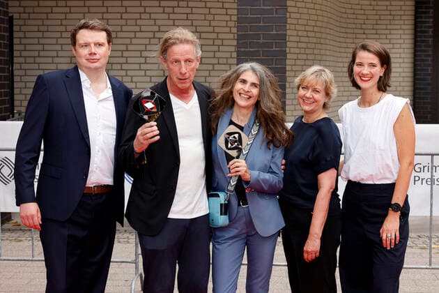 Regisseur Richard Huber und Autorin Laila Stieler (2-3 v.l.) mit Team bei der 58. Verleihung des Grimme Preises 2022 im Theater der Stadt Marl. Marl, 26.08.2022 NRW Deutschland Copyright: xChristophxHardtx