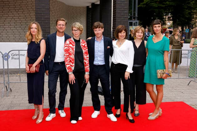 Autorin Mareike Müller, Regisseur Carl Gierstorfer, Produzentin Antje Boehmert, Ronald Rist (Montage), Gast, Redakteurin Ute Beutler und Gast bei der 58. Verleihung des Grimme Preises 2022 im Theater der Stadt Marl. Marl, 26.08.2022 NRW Deutschland Copyright: xChristophxHardtx